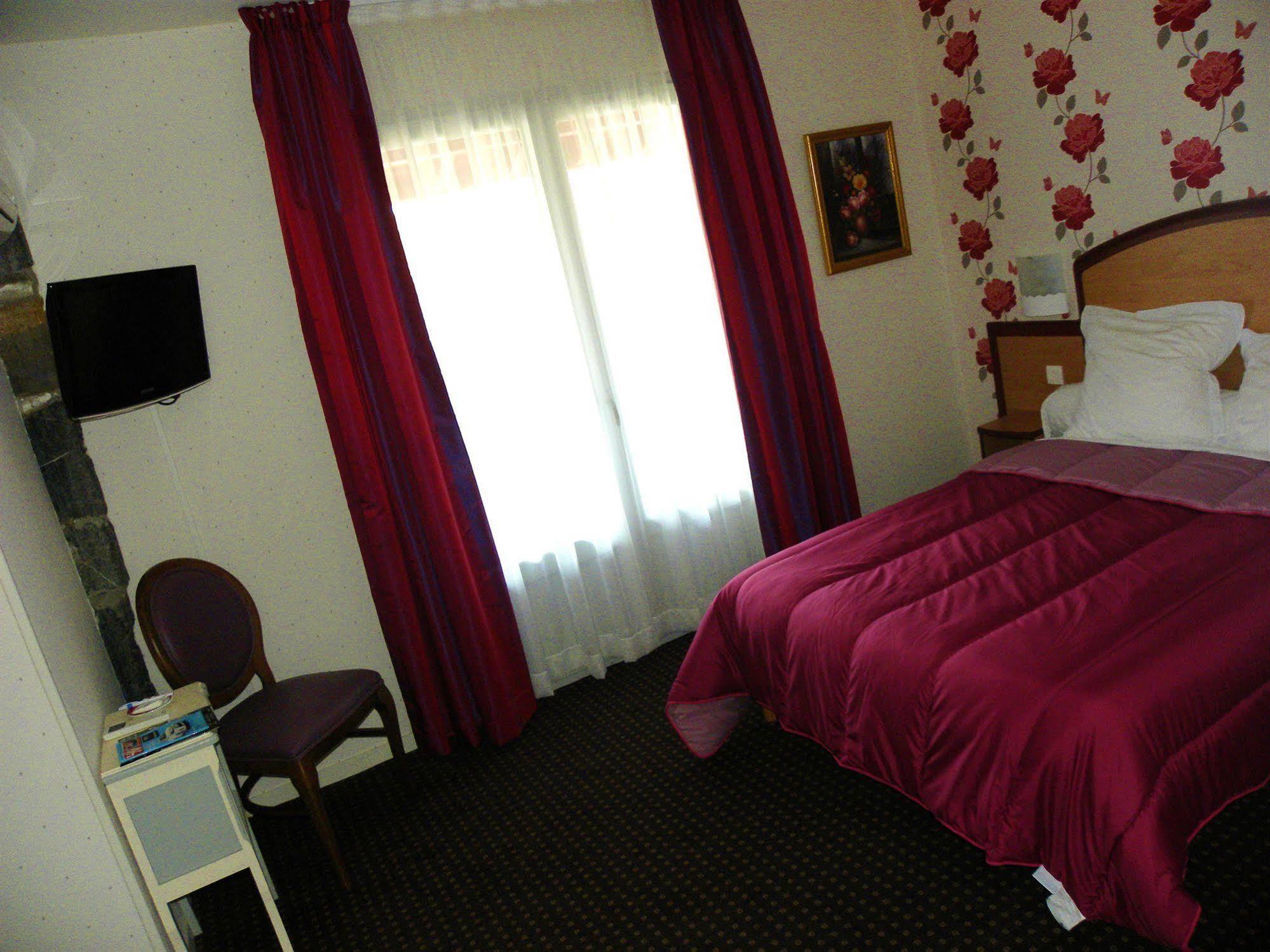 Hotel Ursula Cambo-les-Bains Bagian luar foto