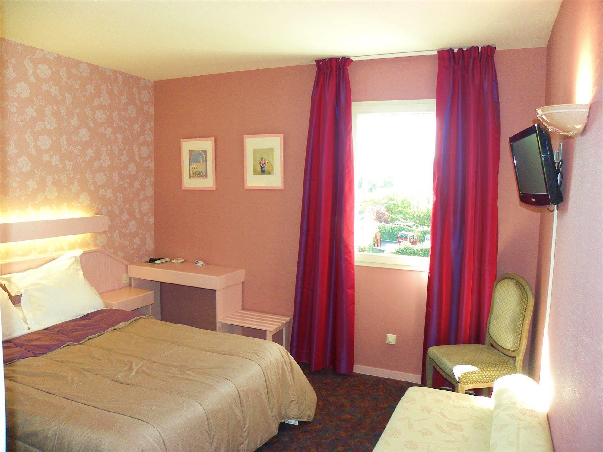 Hotel Ursula Cambo-les-Bains Bagian luar foto